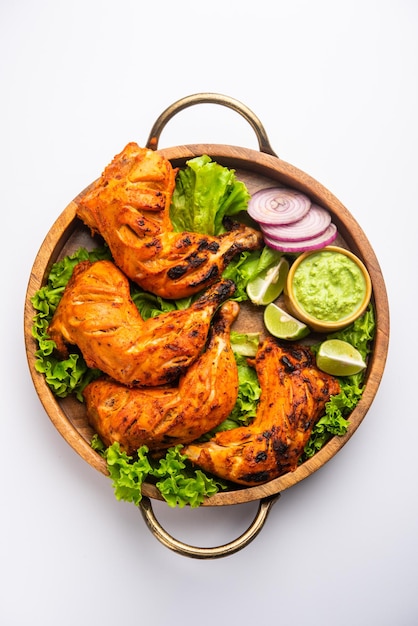 Tandoori kip is een kipschotel bereid door kip te roosteren gemarineerd in yoghurt en kruiden in een tandoor of een klei-oven, geserveerd met ui en groene chutney