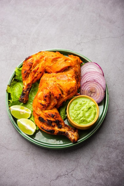 Tandoori kip is een kipschotel bereid door kip te roosteren gemarineerd in yoghurt en kruiden in een tandoor of een klei-oven, geserveerd met ui en groene chutney