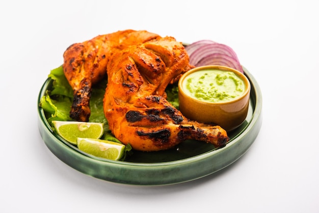 Tandoori kip is een kipschotel bereid door kip te roosteren gemarineerd in yoghurt en kruiden in een tandoor of een klei-oven, geserveerd met ui en groene chutney