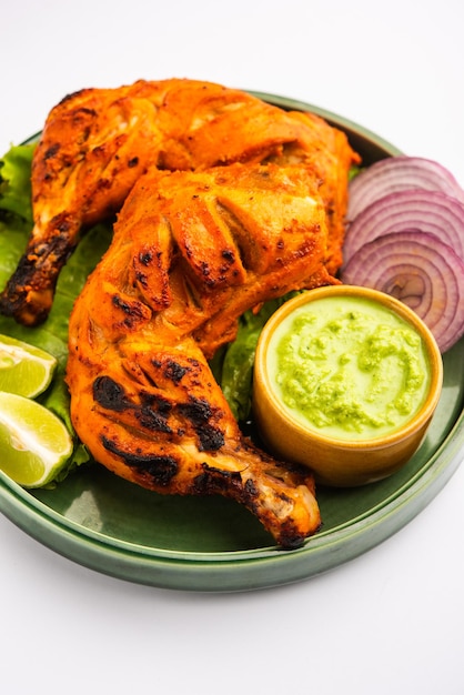 Tandoori kip is een kipschotel bereid door kip te roosteren gemarineerd in yoghurt en kruiden in een tandoor of een klei-oven, geserveerd met ui en groene chutney