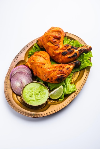 Tandoori kip is een kipschotel bereid door kip te roosteren gemarineerd in yoghurt en kruiden in een tandoor of een klei-oven, geserveerd met ui en groene chutney