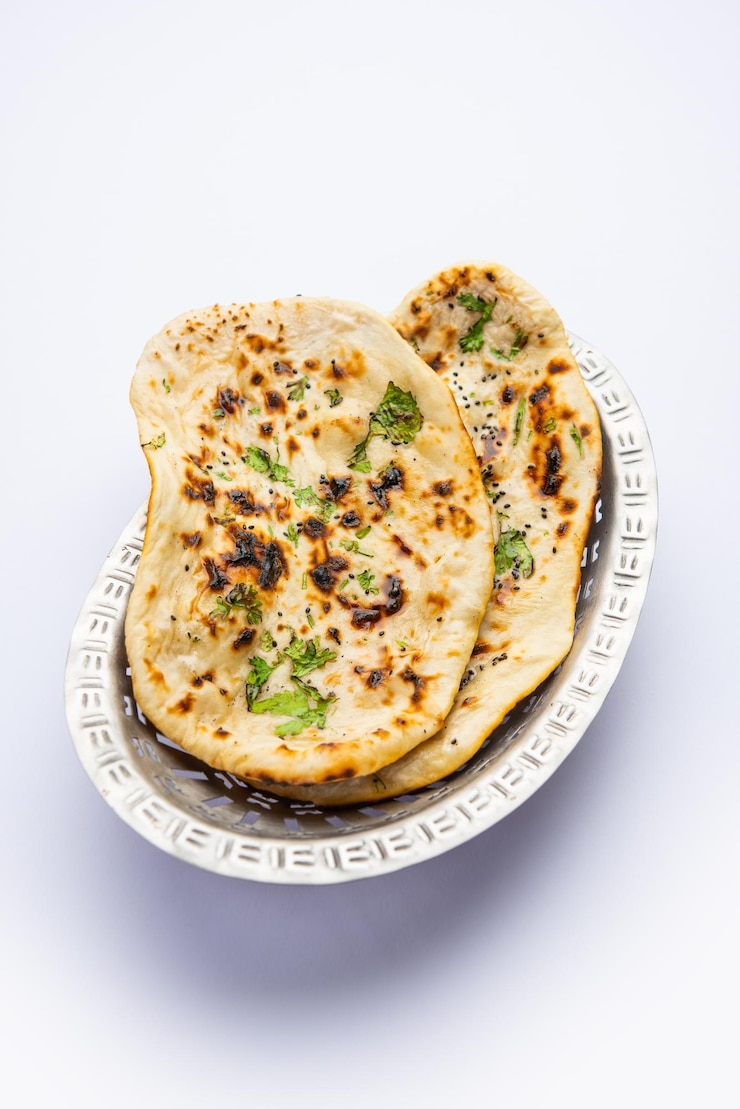 Photo tandoori naan indian tandoori roti or flat bread served in a plate isolated
