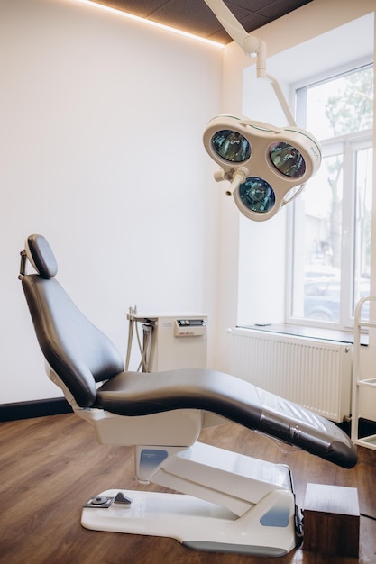 Tandordening met blauwe tandartsstoel en apparaten