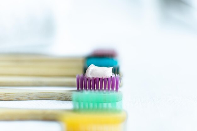 Foto tandpasta op een tandenborstel bamboe materiaal mondhygiëne