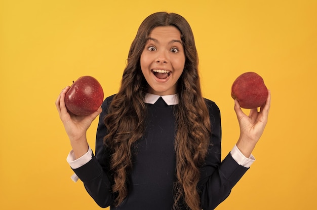 Tandverzorging lunchpauze detox verrast gelukkig meisje met appelfruit, vitamine en dieet