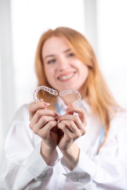 TandzorgGlimlachend meisje met rood haar met hartvormige aligners