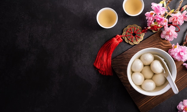 Tang yuan (polpette di gnocchi dolci), una cucina tradizionale cinese per metà autunno, dongzhi (festival del solstizio d'inverno) e capodanno cinese.