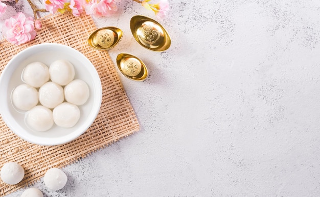 Tang yuan (polpette di gnocchi dolci), una cucina tradizionale di metà autunno, dongzhi (solstizio d'inverno) e capodanno cinese. i caratteri cinesi fu nell'articolo si riferiscono a fortuna, ricchezza, flusso di denaro.