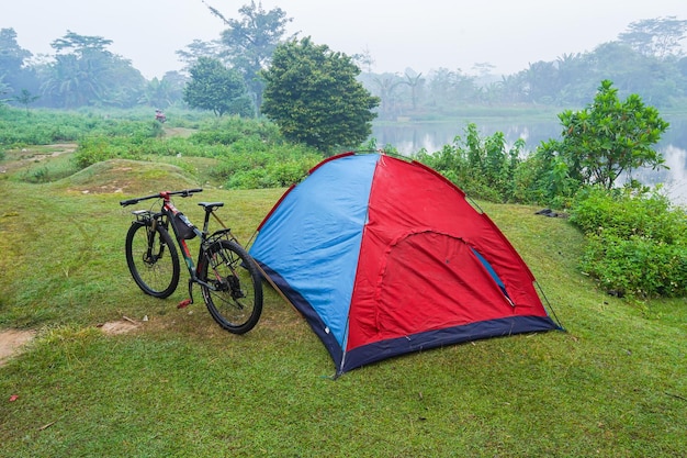 Tangerang, Indonesië, 20 september, kamperen met wandeltent op gras, aan het meer, mistige atmosfeer