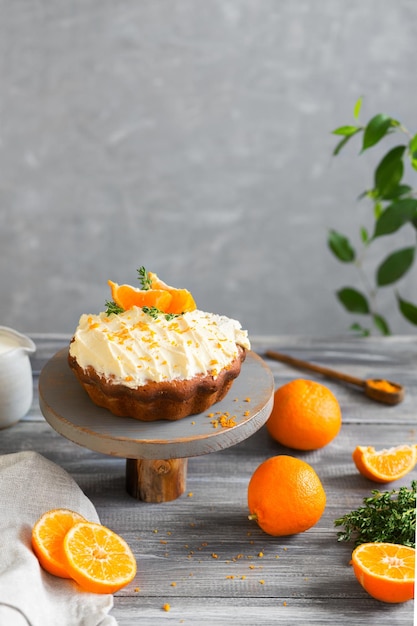 Photo tangerine cake citrus fruits orange pastries cake with butter cream decorated with thyme