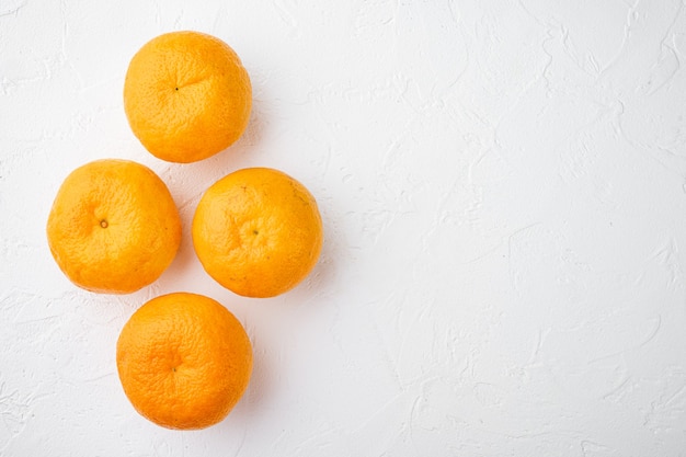 Tangerine hele set, op witte stenen tafel achtergrond, bovenaanzicht plat lag, met kopieerruimte voor tekst