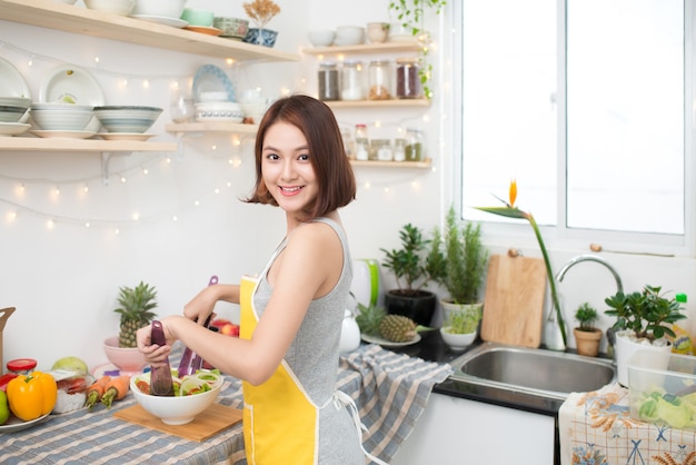 明るい背景のテーブルにタンジェリンオイル