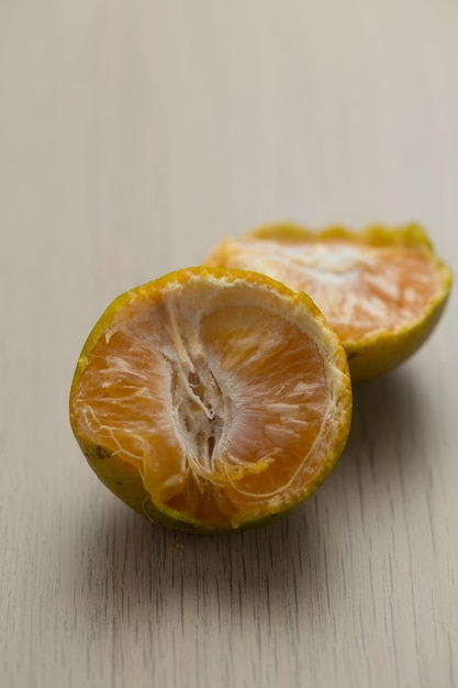 Photo tangerine on the wooden table