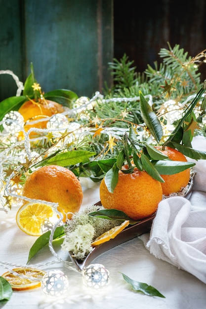 Foto tangerini in decorazioni natalizie