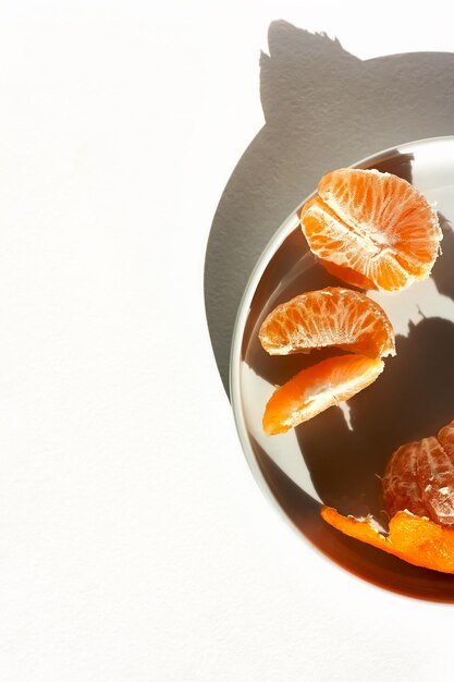 写真 みかんやオレンジ クレメンタインの柑橘系の果物の影と白い背景の上