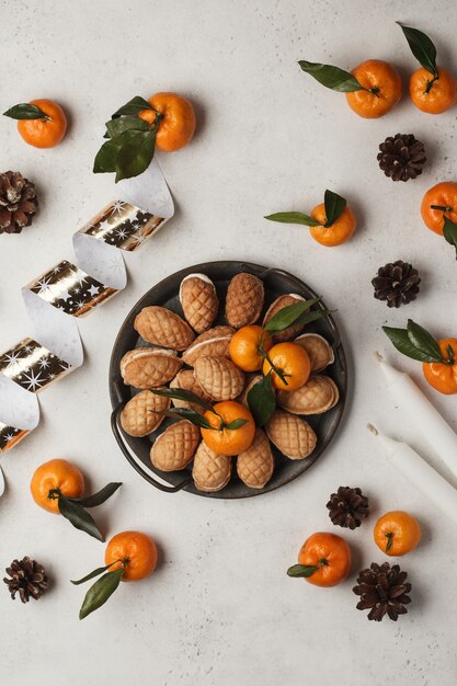 Photo tangerines and pine cones