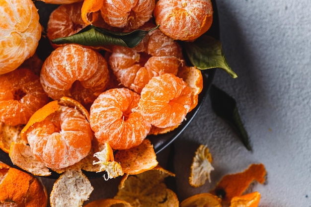 Photo tangerines with peeled skin on a plate