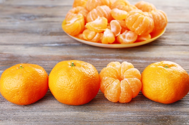 Mandarini su tavola di legno