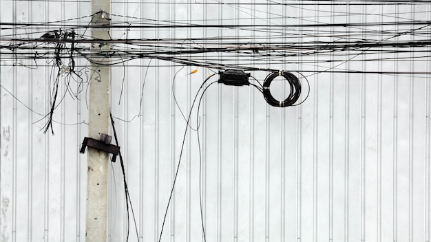 Путать электрическую линию на столбе на улице в городе