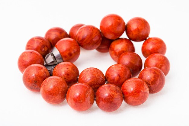 磨かれた赤い珊瑚のボールから作られたもつれたネックレス