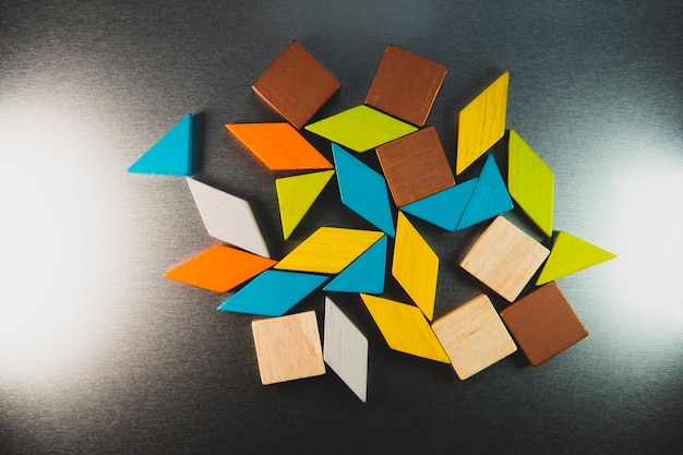 Uso del puzzle tangram per l'educazione e il concetto creativo