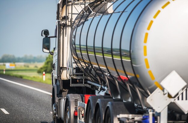 Foto tank aanhangwagen semi-truck op een snelweg