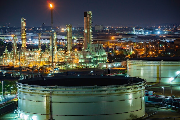 建設現場での夕焼け石油化学産業の製油所プラントとタワーカラムのタンク原油シーン。