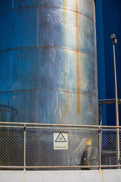 Foto tank roestvrij staal industrieel voor chemische productie symbool pas op voor zuur