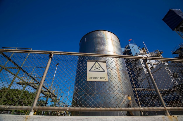 Tank roestvrij staal industrieel voor chemische productie symbool pas op voor zuur