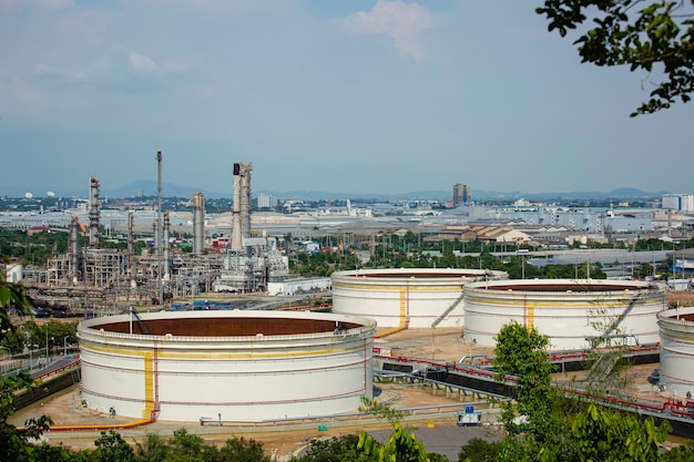 Tank ruwe oliescène van raffinaderijinstallatie en torenkolom van de Petrochemie-industrie