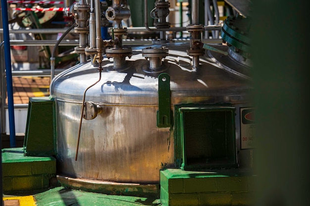 Silos industriali a vasca in acciaio inox per la produzione chimica