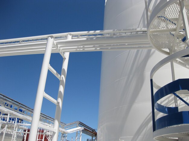 Photo the tank with water and a ladder