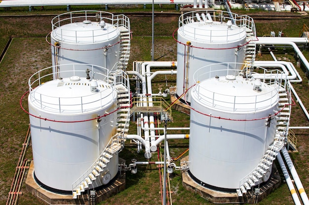 Tankboerderij in de industrie Thailand met witte olie- en benzinesilo's onder de blauwe hemel