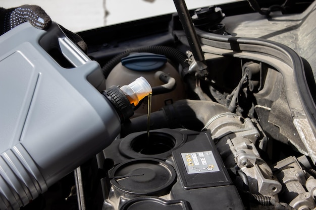 Tanken en gieten van oliekwaliteit in de motorauto Transmissie en onderhoudsuitrusting