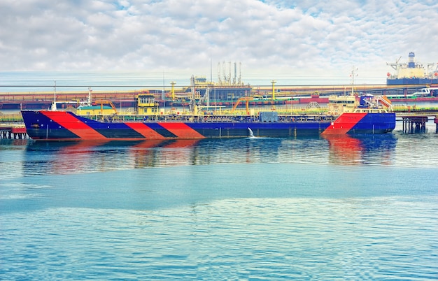 Tanker bij de olielaadterminal