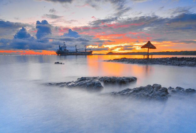 tanker bij prachtige zonsopgang op het eiland Batam