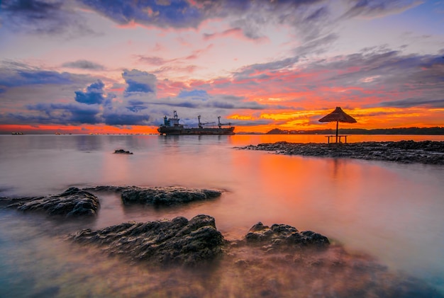 tanker bij prachtige zonsopgang op het eiland Batam