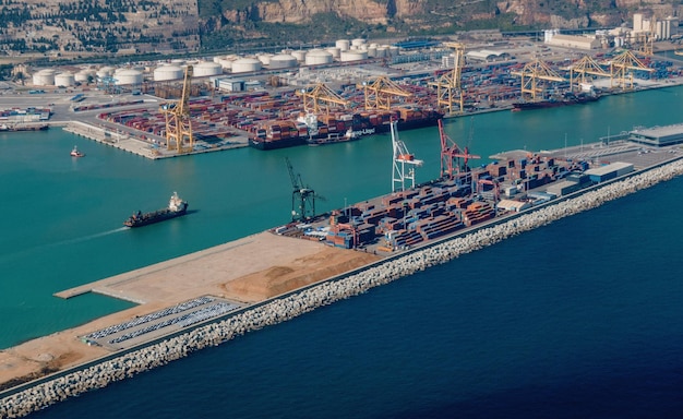 Photo a tanker sails in the port of barcelona