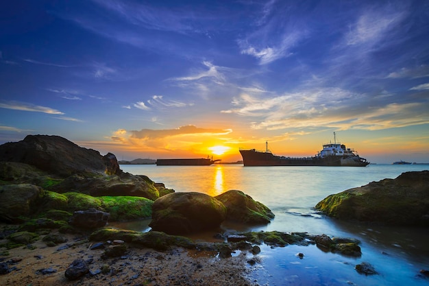 Nave cisterna in petroliera tramonto