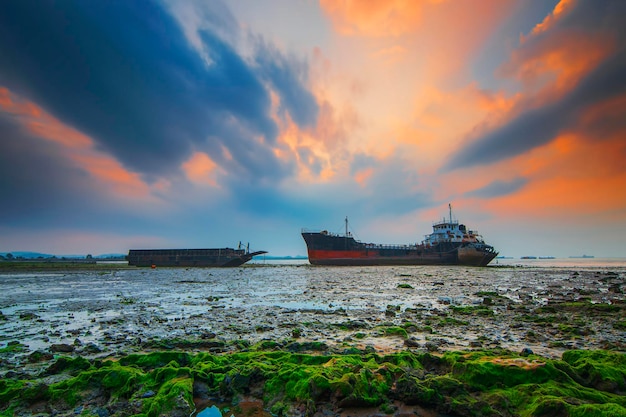 Nave cisterna al tramonto