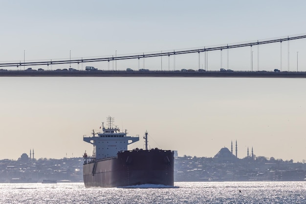 Tankerschip passeert de Bosporus met de Bosporus-brug in Istanbul, Turkije of de zeestraat Turkiye Bosporus die Europa verbindt met Azië Tankerschip in Istanbul, Turkije