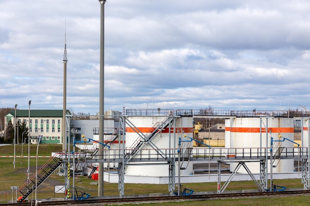 Tankpark met cilindrische brandstofopslag