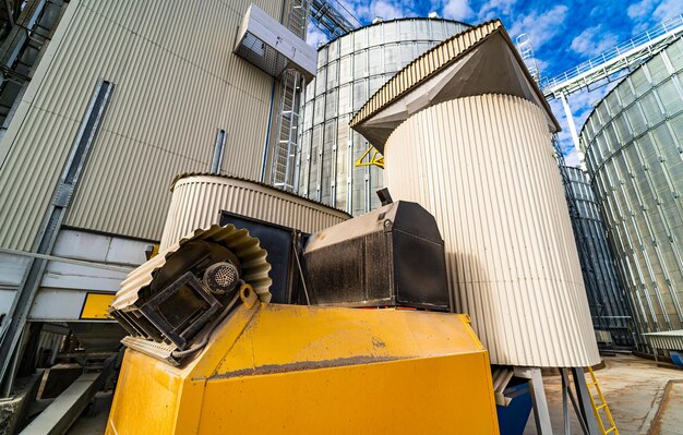 Tanks en landbouwsilo's van graanliftopslag Laadfaciliteit gebouw buitenkant Uitzicht van onderen