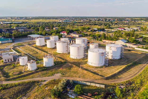 Tanks met aardolieproducten bevinden zich tussen velden in de buurt van het dorp Het uitzicht vanaf de bovenste luchtfoto