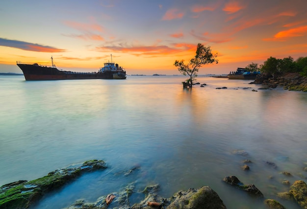 Tankschip in zonsondergang