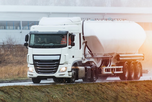 Tankwagen die LPG-gas op een snelweg vervoert Een uitdaging en schoonheid van transportlogistiek