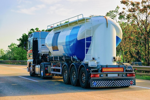 Tankwagen op de snelweg in Tsjechië