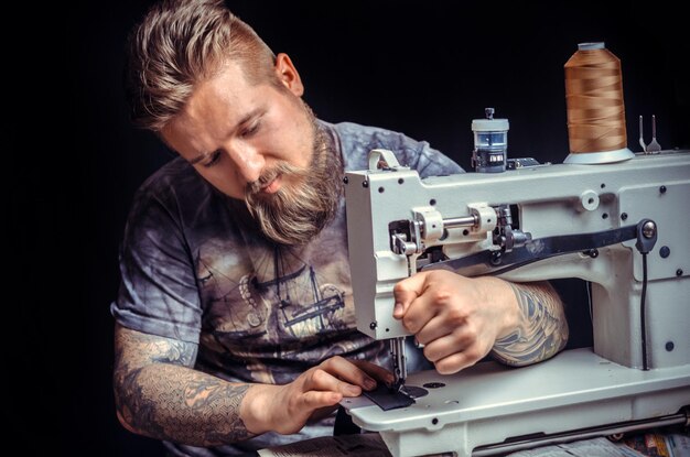 Tanner produceert lederen werkstuk.