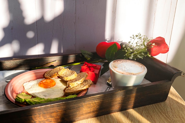 写真 愛の朝食 美味しい卵 アボカド パン コーヒー プレゼントとバラ