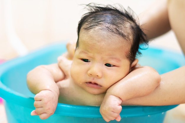 Tante neem een ​​bad voor het babymeisje binnen